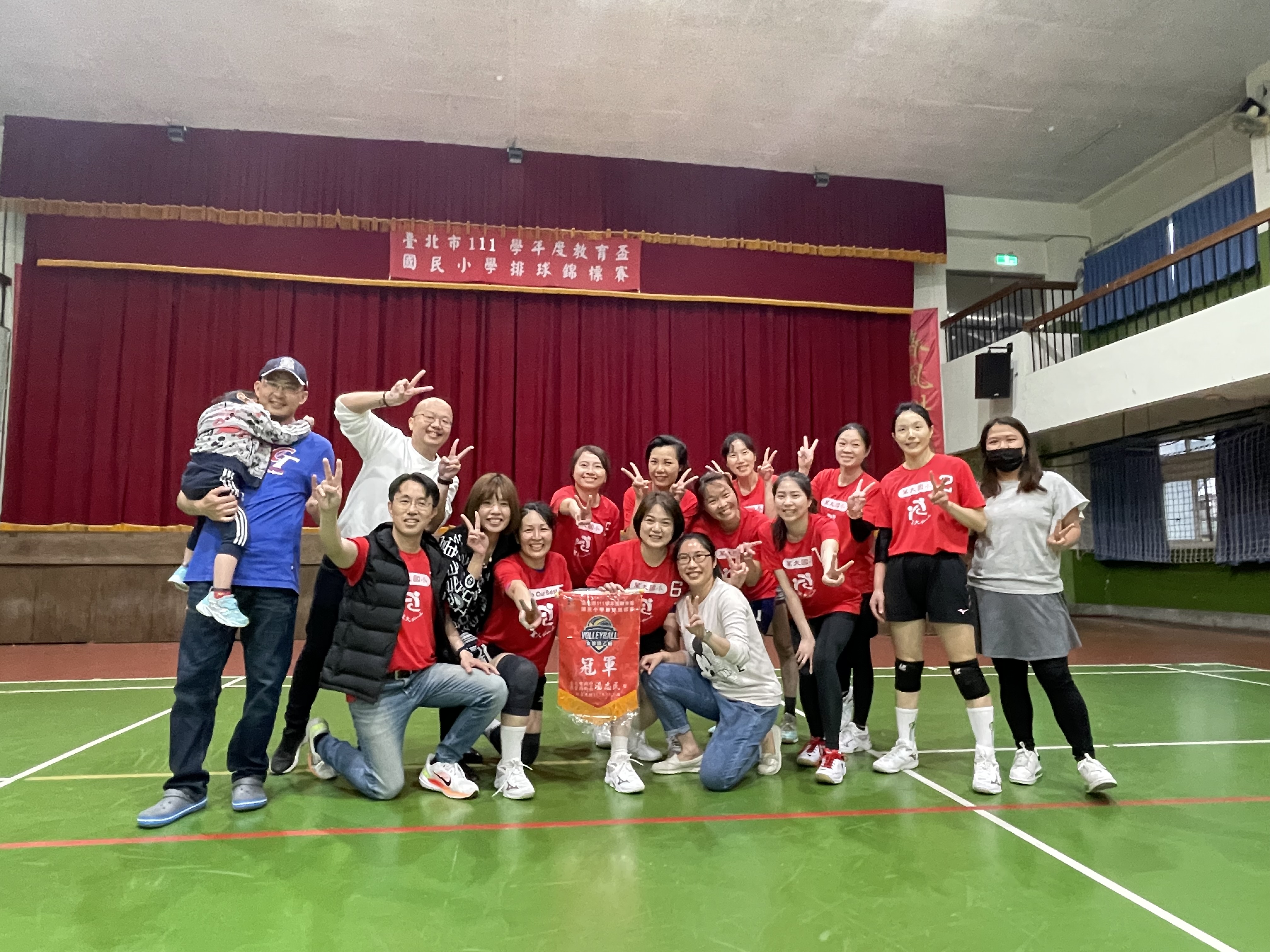 教師榮獲教育盃排球錦標賽冠軍